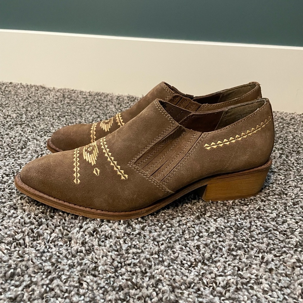 Naughty Monkey western style shoes. Size 9.5. Warm brown with golden tan accents